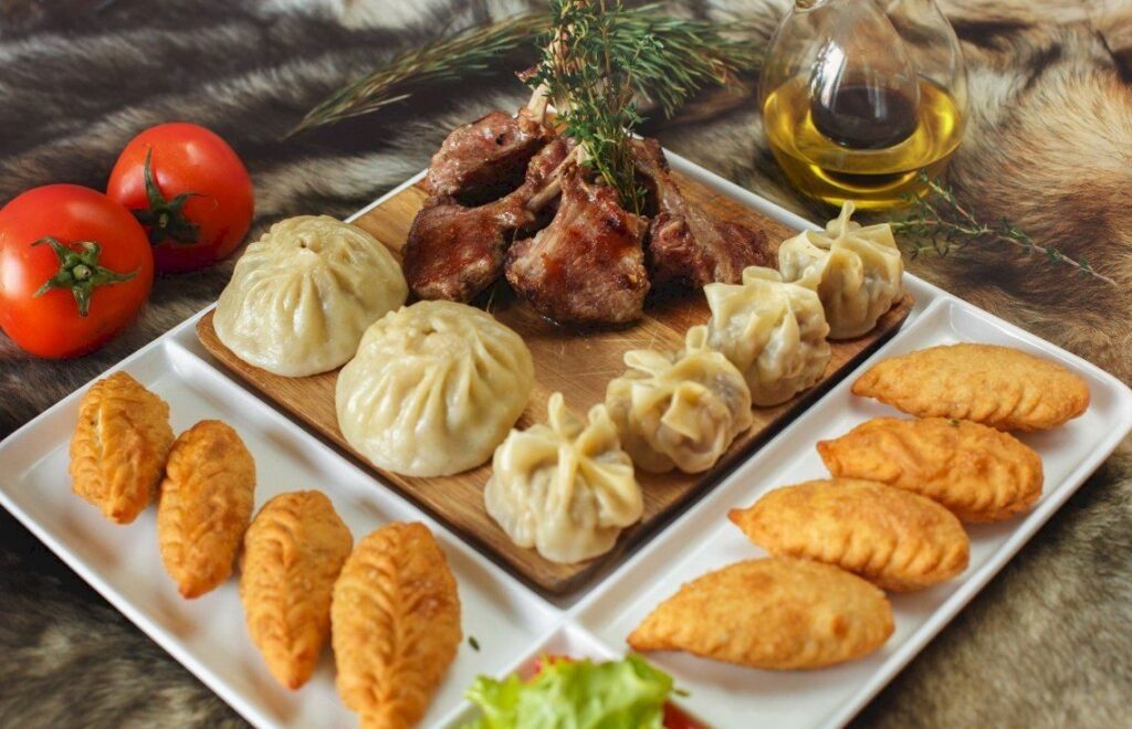 Позы, мясо на гриле и хуушура на тарелке