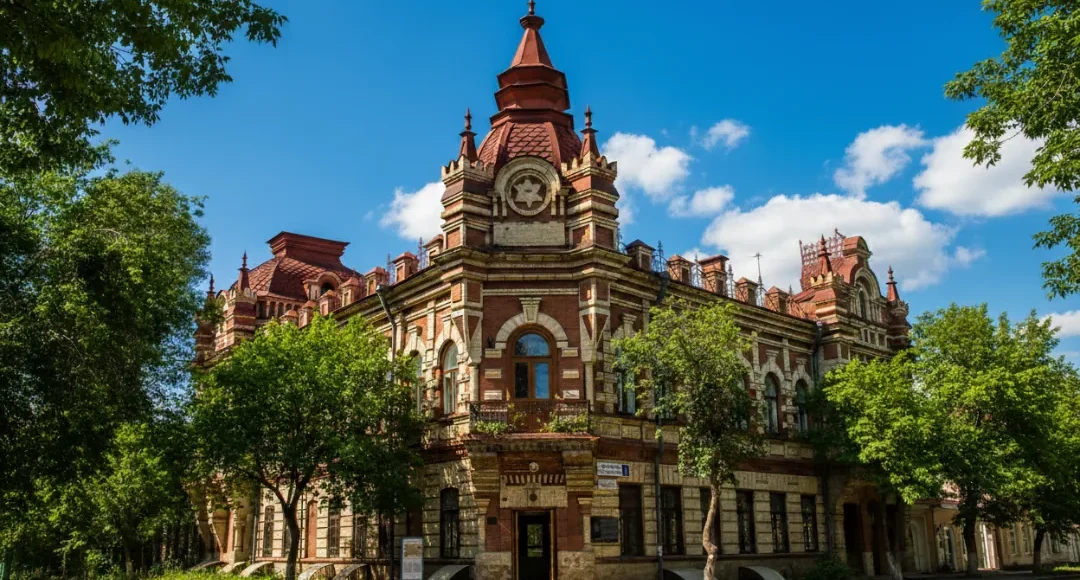 Дом Джошуа Файнберга Иркутск ии Дом Джошуа Файнберга в Иркутске, историческое здание в стиле эклектики с башнями и декоративными элементами